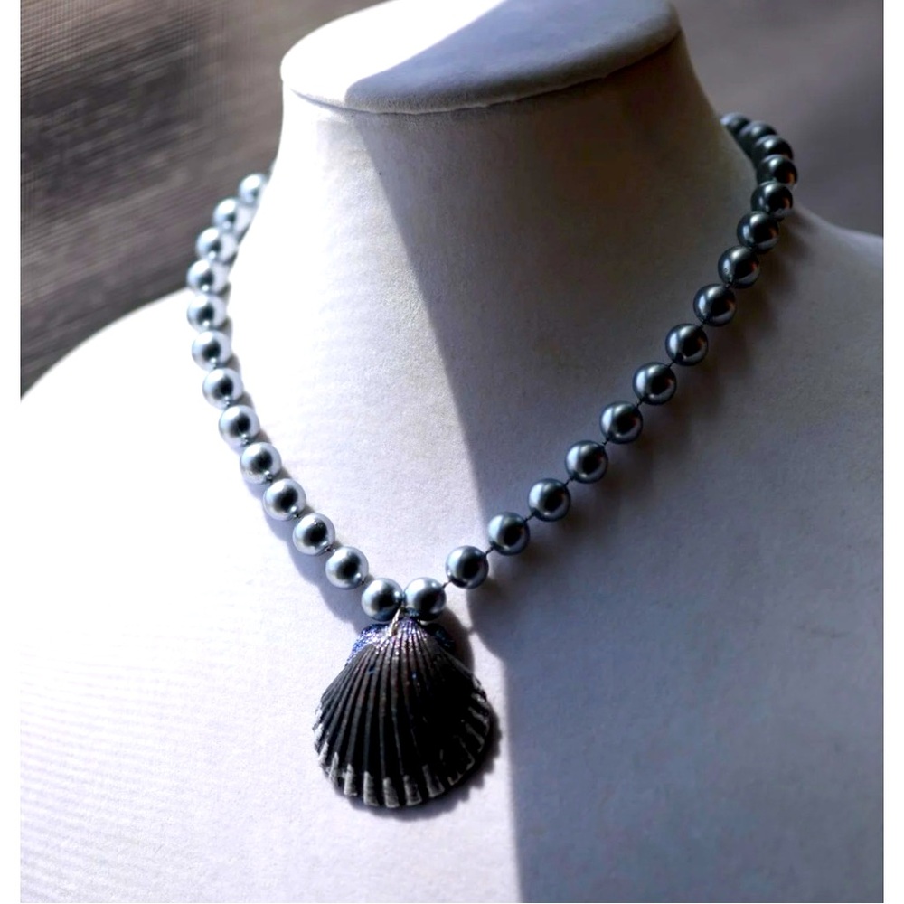Metallic pewter scallop sea shell pearl necklace
